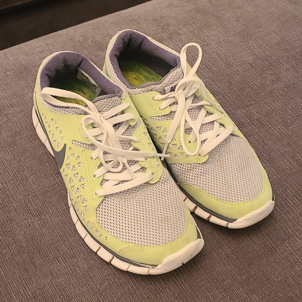 Nike Free Run tennis shoes 👟 size 9